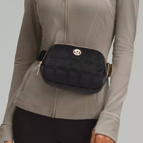 2305/06/08 NWT LLL Everywhere Belt Bag 1L Quilted Velour in blk/Gold (SOLD OUT) - Picture 2 of 5